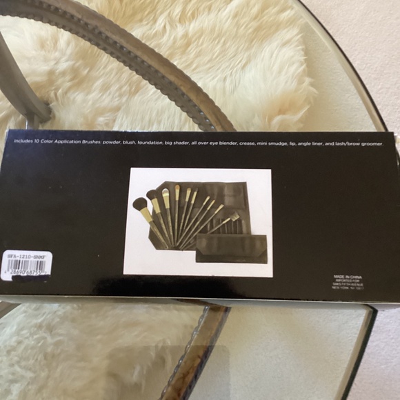 New, Saks Fifth Avenue Backstage Makeup Brush Lineup Set in Case - Picture 6 of 6